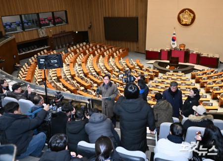 우원식 국회의장이 12·3 비상계엄 사태 1년이 된 3일 서울 여의도 국회에서 열린 다크투어에서 도슨트로 참여해 시민들에게 계엄 당시 주요 현장의 상황을 설명하고 있다. 본회의장 방청석. 국회사진기자단 2025.12.03