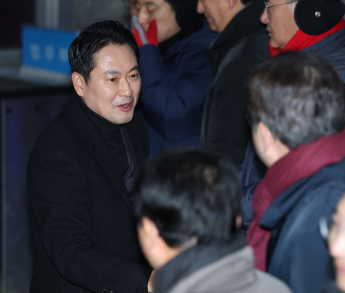 국민의힘 장동혁 대표가 3일 구속 영장이 기각된 추경호 의원을 만나기 위해 경기도 의왕 서울구치소를 찾아 의원들과 인사를 나누고 있다. 연합뉴스