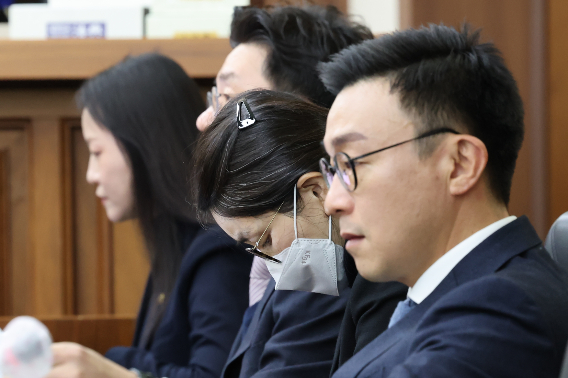 도이치모터스 주가조작과 명태균 공천개입, 통일교 청탁·뇌물 수수 의혹 혐의 등으로 구속기소 된 김건희 여사가 3일 서울 서초구 서울중앙지방법원에서 열린 자본시장법 위반 혐의 결심 공판에 출석해 있다. 연합뉴스