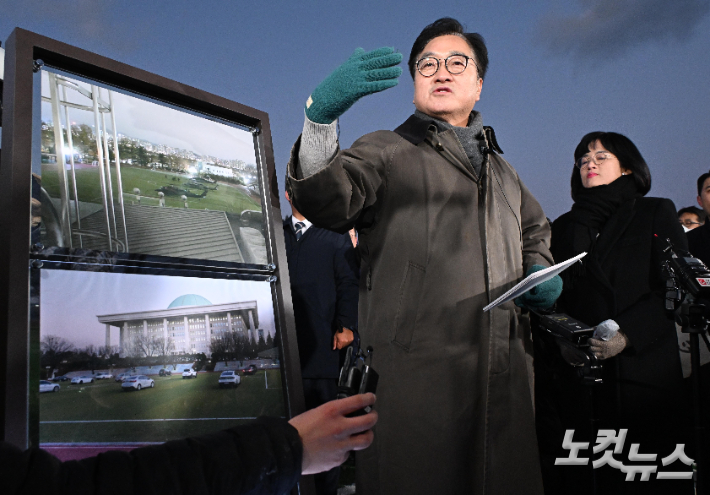 우원식 국회의장이 12·3 비상계엄 사태 1년이 된 3일 서울 여의도 국회에서 열린 다크투어에서 도슨트로 참여해 시민들에게 계엄 당시 주요 현장의 상황을 설명하고 있다. 국회운동장. 국회사진기자단