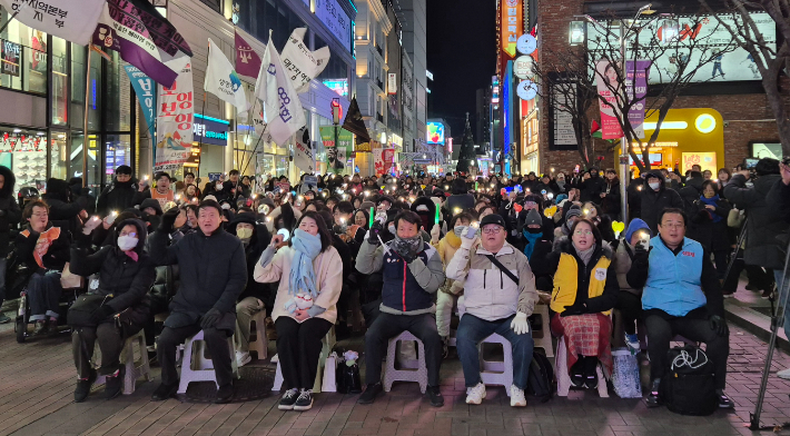 3일 오후 7시 대구 중구 CGV대구한일 앞 광장에서 12.3 불법 계엄 1년을 맞아 '내란 청산 사회대개혁 실현 대구시민대회'가 열렸다. 곽재화 기자