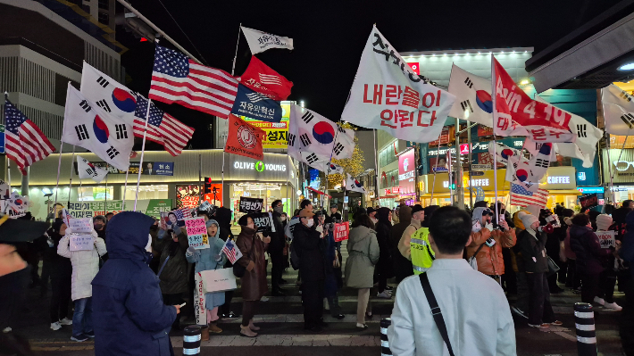 3일 오후 7시 대구 중구 CGV대구한일 앞을 보수 집회인 '계몽령 1주년 대구 집회' 측이 행진했다. 곽재화 기자