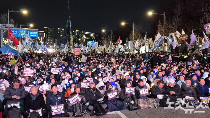 12·3 내란 사태 1년을 맞이한 3일 오후 7시 시민들이 '내란청산·사회대개혁 비상행동 기록기념위원회'가 국회의사당역 6번 출구 인근에서 개최한 '12·3 내란외환 청산과 종식, 사회대개혁 시민대행진'에 참여하고 있다. 송선교 기자