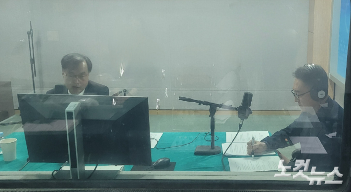 왼쪽부터 이복원 충북도 경제부지사, 김종현 앵커. 충북CBS