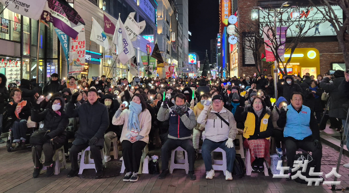 3일 오후 7시 대구 중구 CGV대구한일 앞 광장에서 12.3 불법 계엄 1년을 맞아 '내란 청산 사회대개혁 실현 대구시민대회'가 열렸다. 곽재화 기자