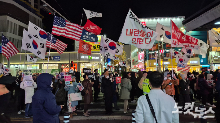 3일 오후 7시 대구 중구 CGV대구한일 앞을 보수 집회인 '계몽령 1주년 대구 집회' 측이 행진했다. 곽재화 기자
