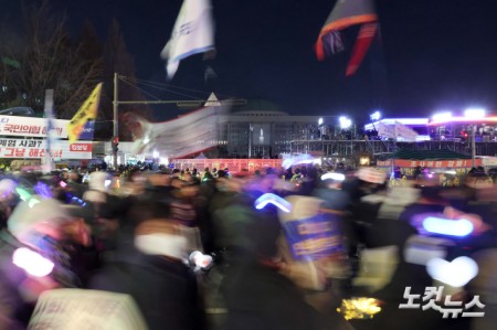 12·3 비상계엄 1년, 행진하는 시민들