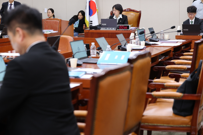 3일 서울 여의도 국회에서 국민의힘 의원들이 퇴장한 가운데 열린 법제사법위원회 전체회의에서 추미애 위원장이 의사봉을 두드리고 있다. 연합뉴스