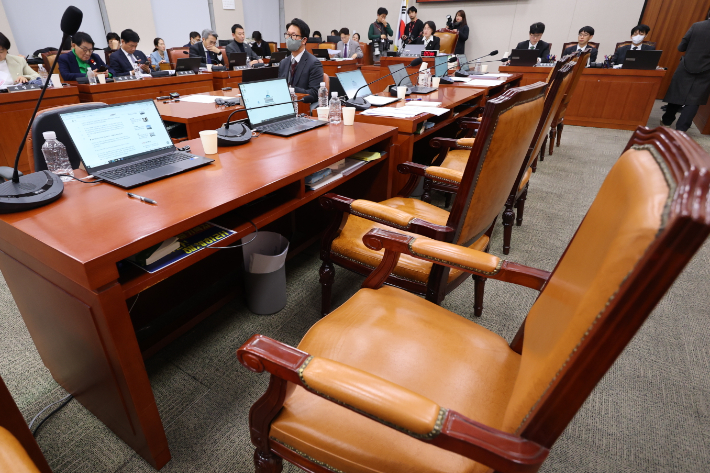 3일 서울 여의도 국회에서 열린 제429회 국회(정기회) 법제사법위원회 제16차 전체회의에서 12·3 계엄 사태와 관련해 윤석열 전 대통령 등이 연루된 내란 사건을 전담 처리하는 '내란전담재판부'(내란특별재판부) 설치법이 국민의힘 의원들이 불참한 채 여당 주도로 통과되고 있다. 연합뉴스