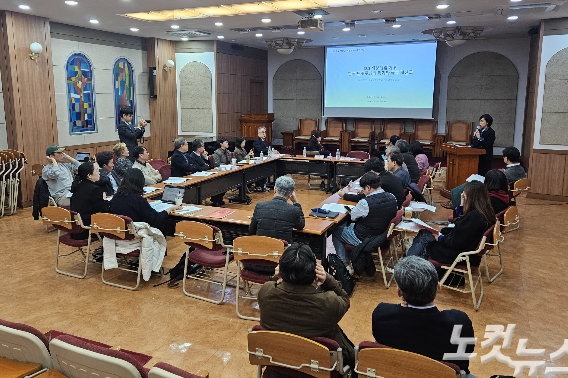 지난달 27일 한국기독교회관 조에홀에서 진행된 복음주의-에큐메니칼 공동 신학 세미나. 이번 세미나에선 "교회를 염려하지 말고 하나님의 나라와 그 의를 구하라, 그러면 살아있는 교회는 덤으로 온다"는 신학자 몰트만의 통찰이 강조됐다. 