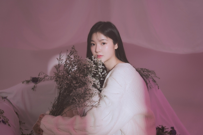 2000년 5월생인 정효빈은 2000년 5월 발매된 '편지'를 리메이크하게 됐다. 레이블 에이 제공