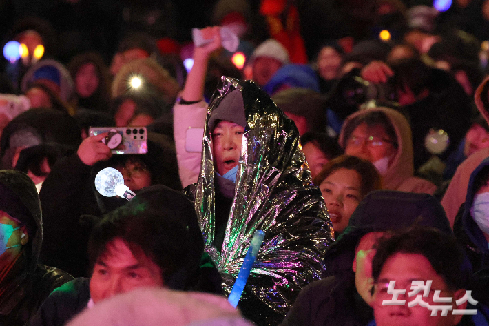 12·3 비상계엄 1년을 맞은 3일 오후 서울 영등포구 국회의사당에서 앞에서 열린 '12·3 내란·외환 청산과 종식, 사회대개혁 시민대행진' 행사에 참가한 시민들이 축하공연을 즐기고 있다. 박종민 기자