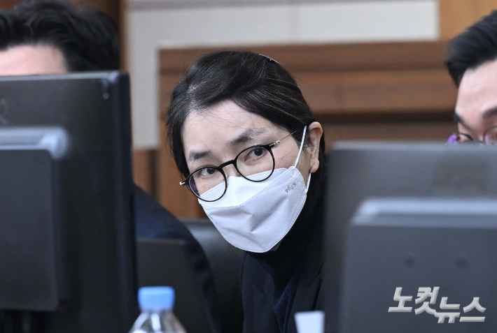 도이치모터스 주가조작과 명태균 공천개입, 통일교 청탁·뇌물 수수 의혹 혐의 등으로 구속기소 된 김건희 씨가 3일 서울 서초구 서울중앙지방법원에서 열린 자본시장법 위반 혐의 결심 공판에 출석하고 있다. 사진공동취재단