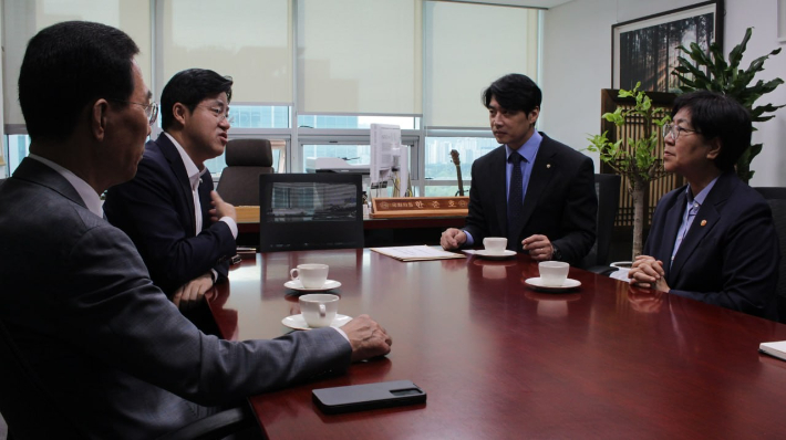 박상혁 의원이 김주영(왼쪽) 의원, 한준호 의원, 정은경 보건복지부 장관과 일산대교 무료화 관련 논의를 하고 있다. 박 의원 측 제공