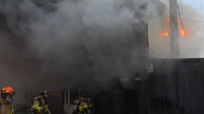 4일 오전 7시 50분쯤 전남 목포시 죽교동의 한 상가에서 불이 나 소방 당국이 긴급 출동해 화재 진압에 나서고 있다. 전라남도 소방안전본부 제공