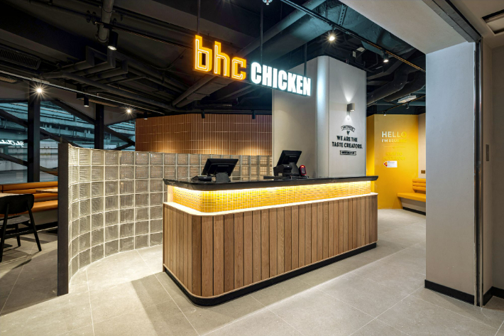 bhc 홍콩 2호점 매장 전경, 다이닝브랜즈그룹 제공