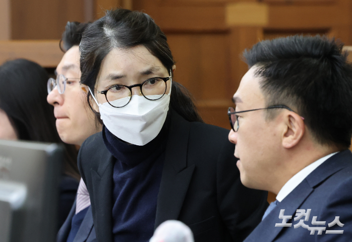 도이치모터스 주가조작과 명태균 공천개입, 통일교 청탁·뇌물 수수 의혹 혐의 등으로 구속기소 된 김건희 씨가 3일 서울 서초구 서울중앙지방법원에서 열린 자본시장법 위반 혐의 결심 공판에 출석하고 있다. 사진공동취재단