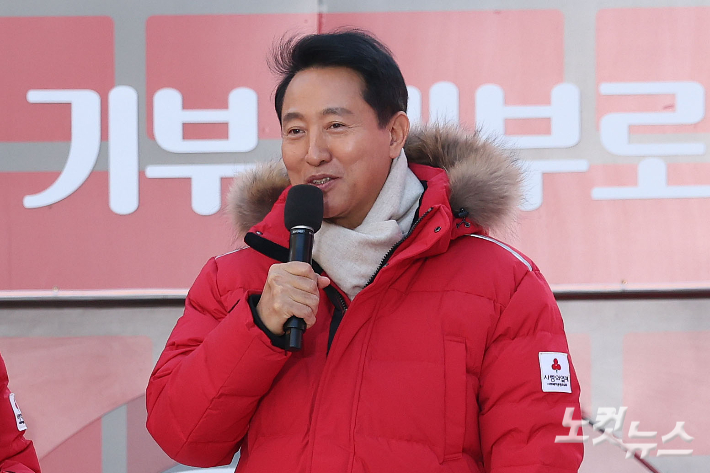 오세훈 서울시장이 1일 서울 종로구 광화문광장에서 열린 사랑의 열매 '희망2026나눔캠페인' 출범식에서 인사말을 하고 있다. 류영주 기자