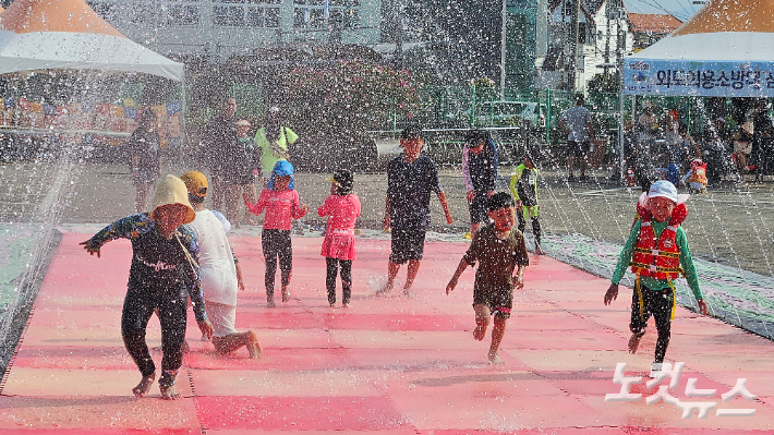 물놀이를 즐기는 아이들. 고상현 기자
