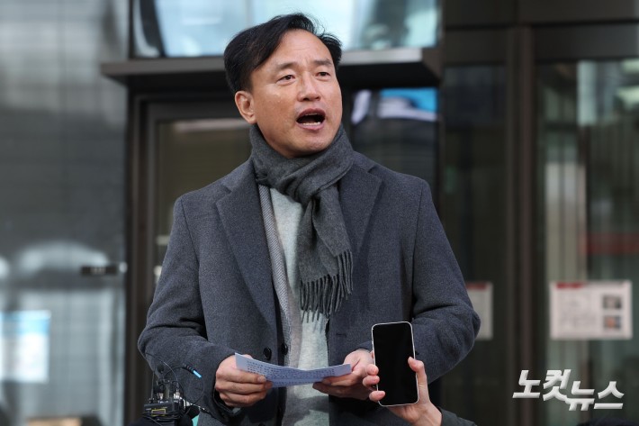 김종철 초대 방송미디어통신위원회(방미통위) 위원장 후보자가 4일 오전 경기도 과천시 인사청문회 준비사무실에 출근하며 소감을 밝히고 있다.