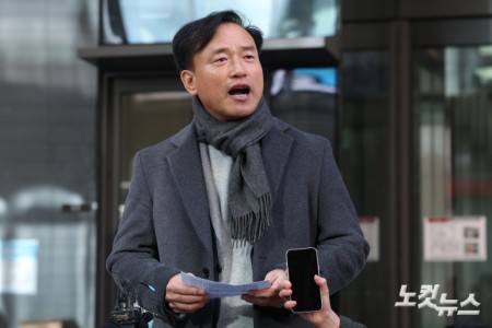 김종철 초대 방송미디어통신위원회(방미통위) 위원장 후보자가 4일 오전 경기도 과천시 인사청문회 준비사무실에 출근하며 소감을 밝히고 있다.