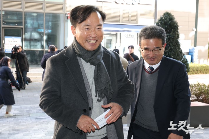 김종철 초대 방송미디어통신위원회(방미통위) 위원장 후보자가 4일 오전 경기도 과천시 인사청문회 준비사무실에 출근하고 있다.