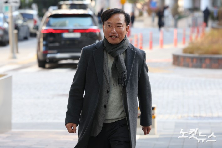 김종철 초대 방송미디어통신위원회(방미통위) 위원장 후보자가 4일 오전 경기도 과천시 인사청문회 준비사무실에 출근하고 있다.