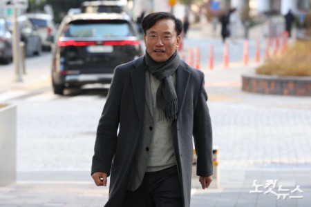 김종철 초대 방송미디어통신위원회(방미통위) 위원장 후보자가 4일 오전 경기도 과천시 인사청문회 준비사무실에 출근하고 있다.