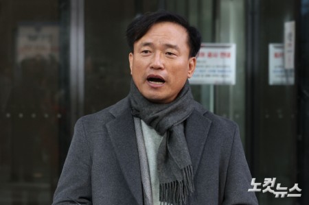 김종철 초대 방송미디어통신위원회(방미통위) 위원장 후보자가 4일 오전 경기도 과천시 인사청문회 준비사무실에 출근하며 소감을 밝히고 있다.