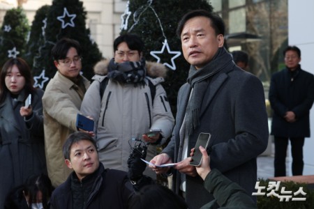 김종철 초대 방송미디어통신위원회(방미통위) 위원장 후보자가 4일 오전 경기도 과천시 인사청문회 준비사무실에 출근하며 소감을 밝히고 있다.