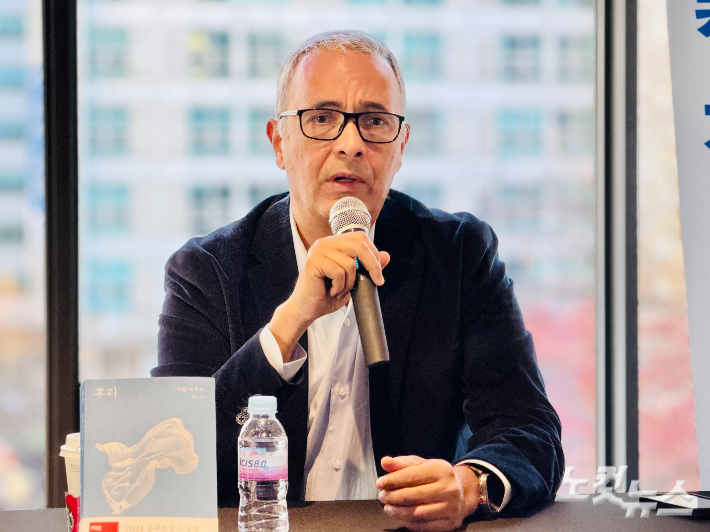 내전의 비극을 다룬 장편소설 '후리'로 2024년 프랑스 공쿠르상을 수상한 작가 카멜 다우드가 13일 오후 서울 서대문구 주한프랑스대사관 김중업관에서 열린 한국 출간 기자간담회에서 말하고 있다. 김민수 기자