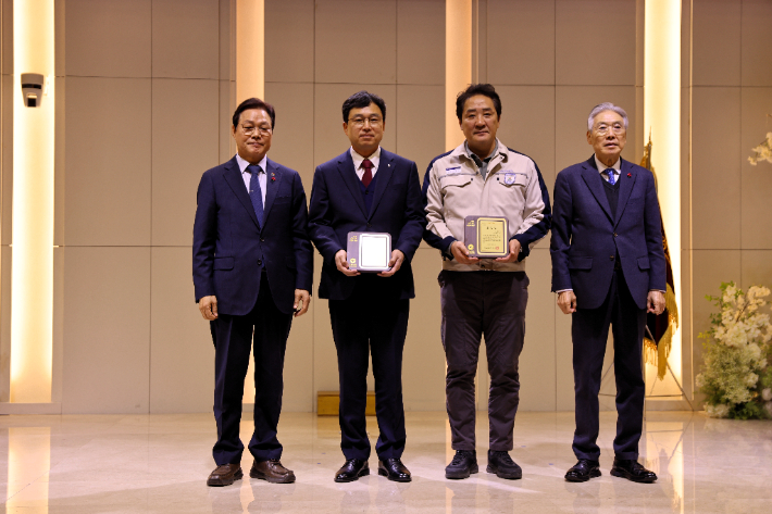경남농협 류길년 본부장(사진 왼쪽에서 두번째)이 경남경영인의 날 기념식에서 경남경영인대상 사회공헌대상 수상하고 있다. 경남농협 제공 