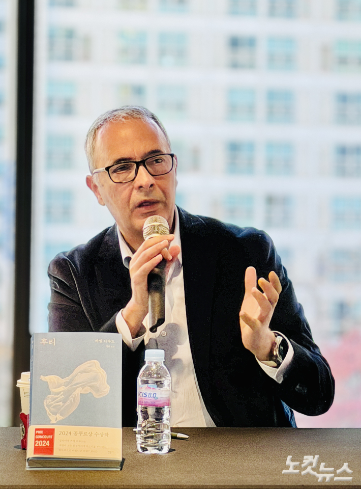 내전의 비극을 다룬 장편소설 '후리'로 2024년 프랑스 공쿠르상을 수상한 작가 카멜 다우드가 13일 오후 서울 서대문구 주한프랑스대사관 김중업관에서 열린 한국 출간 기자간담회에서 말하고 있다. 김민수 기자