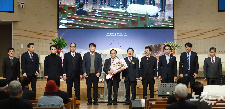 신임회장 주남식 장로(가운데)와 임원들이 인사하고 있다. 한세민 기자