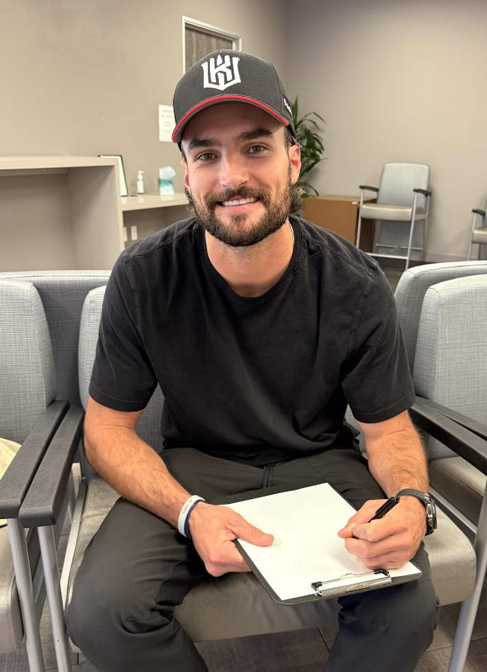 프로야구 kt wiz가 빅 리그 경력이 있는 새 외국인 타자 샘 힐리어드(31)를 영입했다. kt는 4일 "힐리어드와 계약금 30만달러, 연봉 70만달러 등 총액 100만달러에 계약했다"고 발표했다. kt wiz