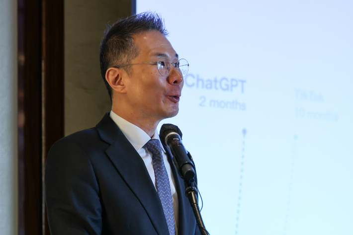 오픈AI코리아 김경훈 총괄 대표가 4일 서울 중구 웨스틴조선호텔에서 열린 오픈AI 코리아 기자간담회에서 인사말을 하고 있다. 연합뉴스