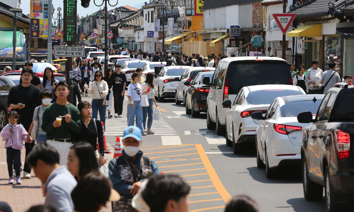 경주 황리단길을 찾은 관광객들로 거리가 북적이고 있다. 경주시 제공