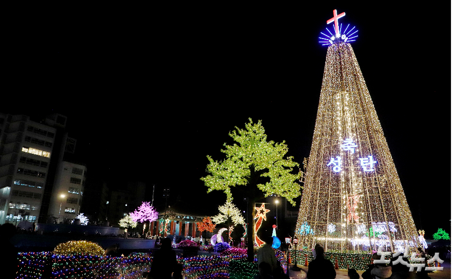 광주 5.18민주광장에 희망과 나눔의 성탄트리가 불을 밝히고 있다. 한세민 기자