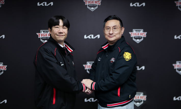4일 오전 광주-기아 챔피언스 필드에서 양현종(왼쪽)과 심재학 단장이 FA 계약을 체결한 뒤 기념 사진 촬영을 하고 있다.  KIA 타이거즈 
