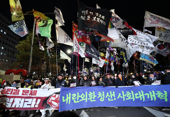 3일 서울 여의도 국회의사당 정문 앞에서 열린 '12·3 내란·외환 청산과 종식, 사회 대개혁 시민 대행진' 집회에서 참가자들이 행진하고 있다. 연합뉴스