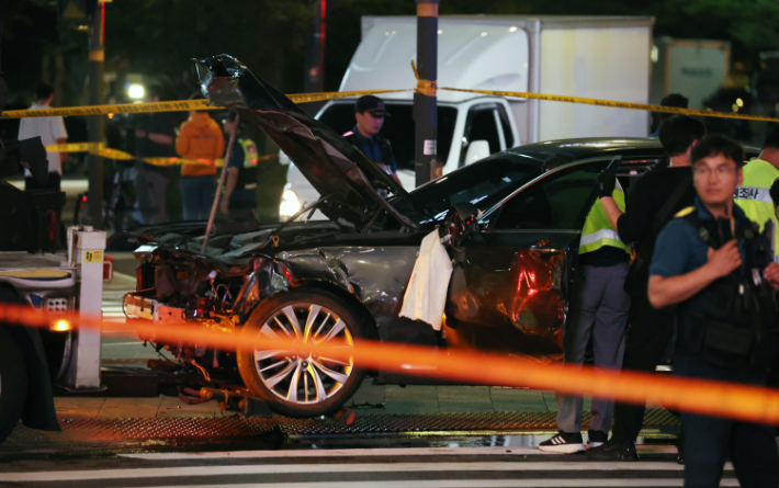 지난해 7월 1일 밤 서울 시청역 인근 교차로 사고 현장이 통제되고 있다. 연합뉴스