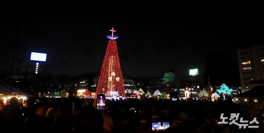 5.18 민주광장에 세워진 대형 성탄트리가 한달 동안 불을 밝힐 계획이다. 한세민 기자