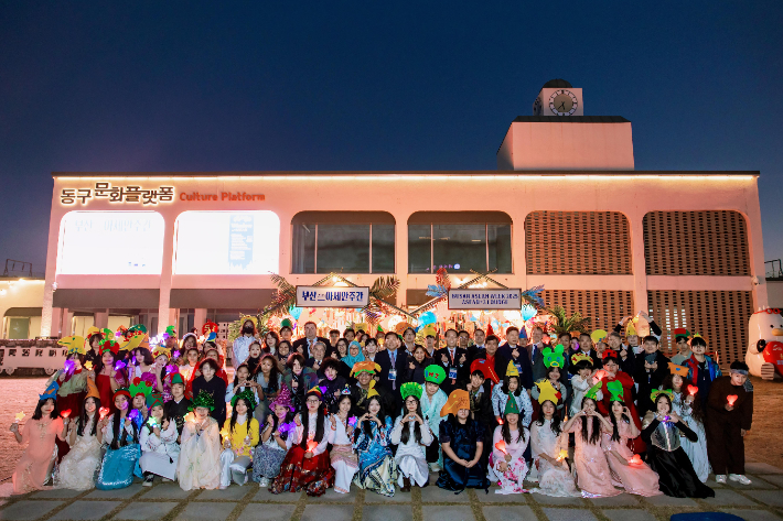 올해 부산을 찾은 외국인 관광객이 역대 처음으로 300만 명을 돌파했다. 사진은 '부산-아세안주간 개막식' 점등식. 부산시 제공