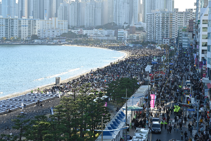 올해 부산을 찾은 외국인 관광객이 역대 처음으로 300만 명을 돌파했다. 사진은 2025년 부산불꽃축제를 보기위해 광안리 백사장에 모인 인파. 부산시 제공