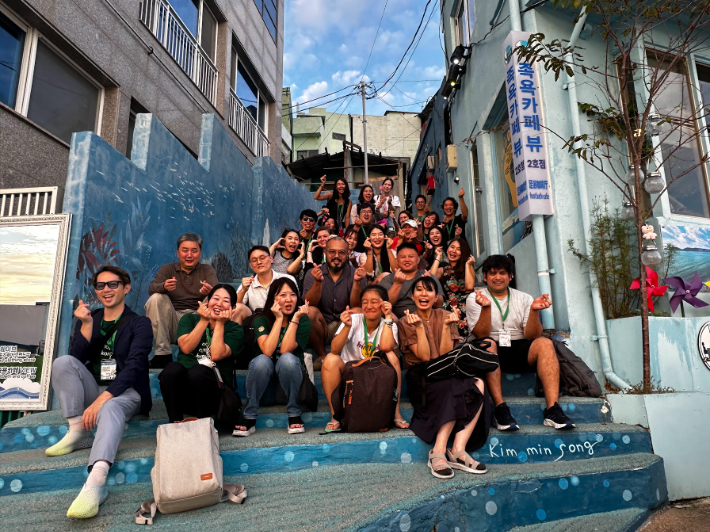 올해 부산을 찾은 외국인 관광객이 역대 처음으로 300만 명을 돌파했다. 2025년 부산형 글로벌 워케이션 참가자들이 기념 사진을 찍고 있다. 부산시 제공