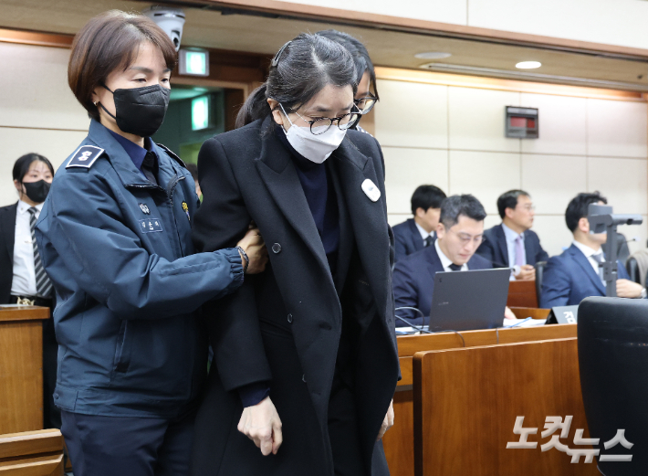 도이치모터스 주가조작과 명태균 공천개입, 통일교 청탁·뇌물 수수 의혹 혐의 등으로 구속기소 된 김건희 씨가 3일 서울 서초구 서울중앙지방법원에서 열린 자본시장법 위반 혐의 결심 공판에 출석하고 있다. 사진공동취재단