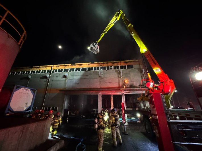 4일 오전 1시53분쯤 울산 울주군 온산읍의 한 식물성 유지 제조공장에서 화재가 발생했다. 울산소방본부 제공
