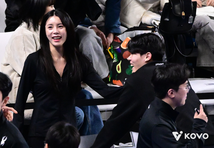 3일 천안 유관순체육관에서 열린 현대캐피탈-삼성화재 경기를 찾아 동생 이재현을 응원하는 이다영(왼쪽). 한국배구연맹