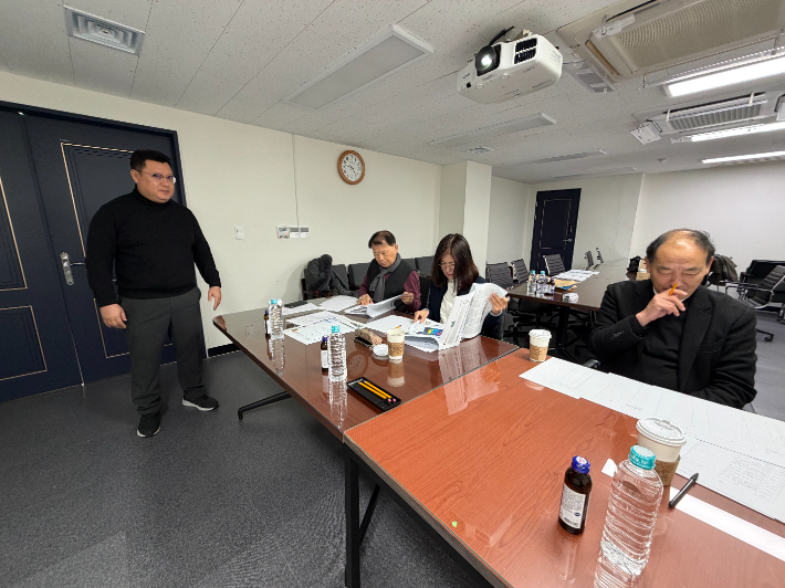 4일 김명성 전 KBS전주방송총국 보도국장, 나미수 전북대학교 미디어커뮤니케이션학과 교수, 이상덕 전 전라일보 편집국장(왼쪽부터)이 전북기자협회 '2025 전북기자상' 출품작을 살펴보고 있다. 전북기자협회 제공