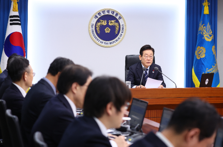 이재명 대통령이 4일 용산 대통령실에서 열린 수석보좌관회의를 주재하고 있다. 연합뉴스